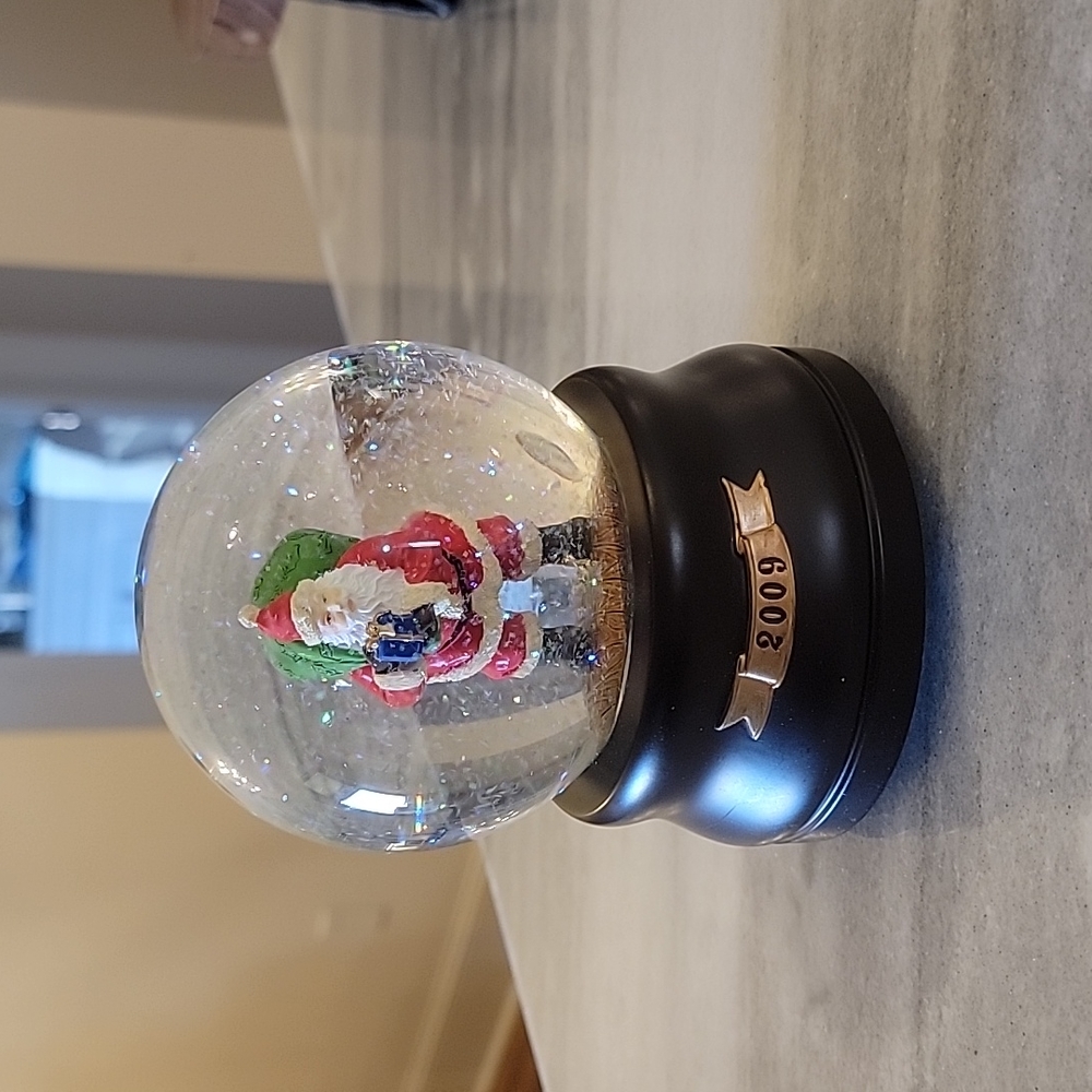 Musical Santa globe - Picture 2 of 2